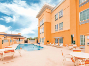 La Quinta Inn & Suites by Wyndham Cotulla
