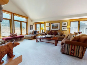 Snowcreek V 760 Pet-Friendly, Amazing Mountain Views, Private 2 Car Garage, Washer Dryer by RedAwning