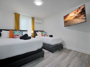 4 to 14 Guests, 2 Kitchens, Jungle Retreat BBQ Patio