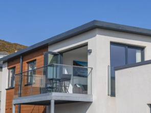 12 Putsborough - luxury flat, 4 minutes to Woolacombe beach with shared indoor pool.