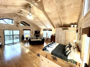 Perfectly private! Hot tub, king sized bed, grill, washer/dryer, and motorcycle friendly! Studio Cabin by RedAwning