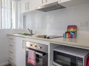 Seafront Getaway Studio, Great Location With Pool