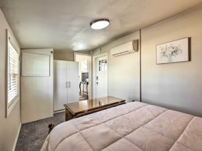 1 Mi to Dtwn Rogers: Convenient Getaway w/ Patio