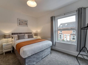 Stylish 2 Bedroom House with Patio