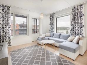 Spacious 2BR Apt - Lake View & Sauna