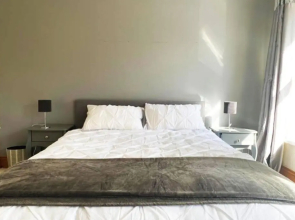 Lovely 3 bedroom house with garden and parking