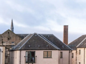 Elegant Apartment in Edinburgh near River Almond