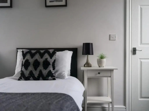 House - Sleeps 4 - Pet Friendly - Parking - Garden