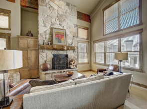 Mont Cervin #32 by Avantstay Ski In Ski Out Home in Silver Lake Village w/ Hot Tub