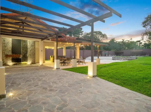 Upscale 2bdr with Jacuzzi - Beach - Fast wifi - Gym
