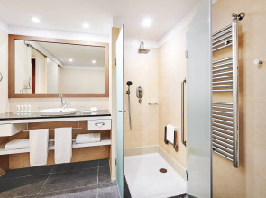 Le Meridien Ra Beach Hotel & Spa