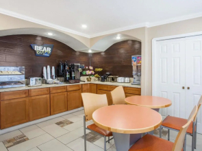 Travelodge by Wyndham Fresno Yosemite Area