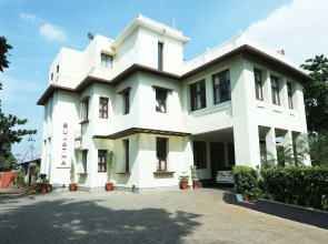 OYO 13566 Kumars The White House
