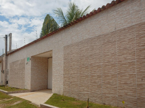 Casa com belo espaço e piscina ALS007