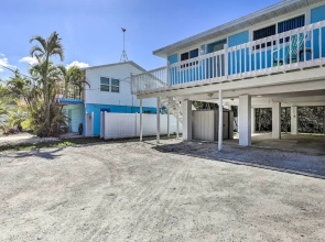 Holmes Beach Retreat: Walk to Beach & Dining!