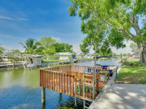 Waterfront Okeechobee Getaway w/ Backyard Dock!