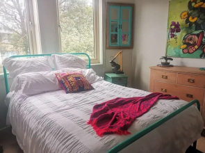 Stylish Comfortable Central Artists Home