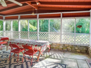 Pet-friendly Norfolk Retreat ~ 7 Mi to Beach!