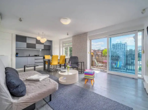 Silver Apartment With Hot Tub And Balcony