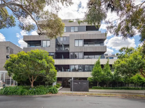 StayCentral - Hawthorn East - Study, 2 Car spaces