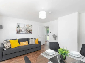 Skyvillion - Lush 2 Bed Hydean Way House & Garden
