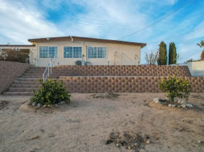 6 Mi to Joshua Tree: Home w/ Outdoor Oasis & View!