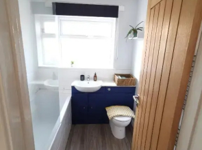 Seaside bungalow with hot tub 5 mins walk to beach