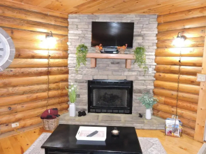 5 min to Dollywood, great location, excellent parking, hot tub, pool table