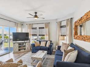 SPC 9232 is a Beautiful recently upgraded 2 BR with Free Beach Service by RedAwning