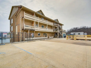 Lake of the Ozarks Condo w/ Community Pool