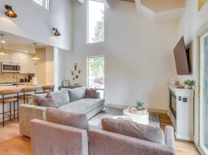 8 Mi to Northstar Slopes: Tahoe Gem w/ Fireplace
