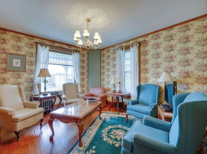 Dtwn Victorian Home - 1 Mi to Lake Michigan Beach!