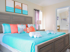 Modern Villa with Games Room & Lake View Pool, Kissimmee, US