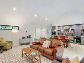 Brevard Retreat: Fireplace, Deck & Screened Porch!