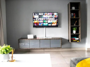 “Pop Inn” modern apartment in heart of Bryanston