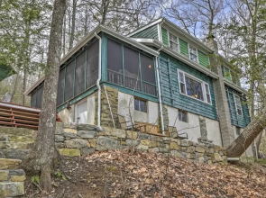 Dainty New Preston Cottage w/ Dock & Lake Views!