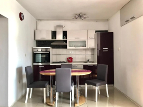 Slatka sobica za dvoje sa upotrebom zajednicke kuhinje i kupaonice