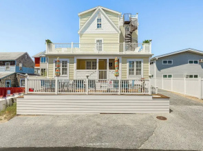 Steps to Shore: Newly Renovated Dewey Beach Home!