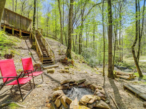 Creekside Cabin w/ Deck & Grill in Whittier!