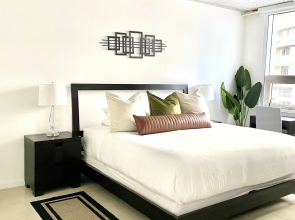 City Condo - In Midtown with pool and parking