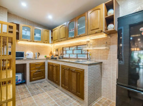 Super nice townhouse in city center, 10 minutes walk to beach, night market ...
