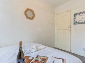 2 Bedroom Apartment - Parking, Wifi, Central