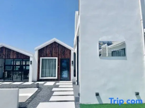 Xunzhao Vivian · Sunset Scenic Apartment
