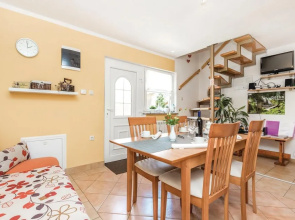 Nice Home in Licko Lesce With 2 Bedrooms and Wifi