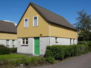 Nice holiday home with sauna, in a holiday park only 200m away. from the beach