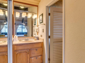 K B M Resorts- Nap-c37 Gorgeous 2bd, Ocean View, Easy Access to Parking, Pool and Beach!