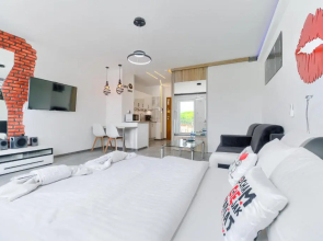 Good Day Apartments- private parking new town