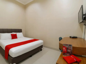 RedDoorz Syariah Plus near Dharmawangsa