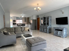 Villa Vivamus Curacao - Spacious 3-bedroom Villa with Pool and Gourmet Kitchen