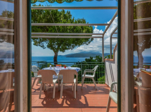 Three-room apartment with separate entrance, with large terrace overlooking the sea-Calipso